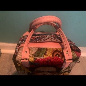 A nice pastel pink carrying bag with designs. Made in Mexico